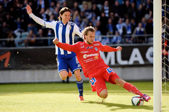 Åtvidabergs Daniel Hallingström räddar en boll från att