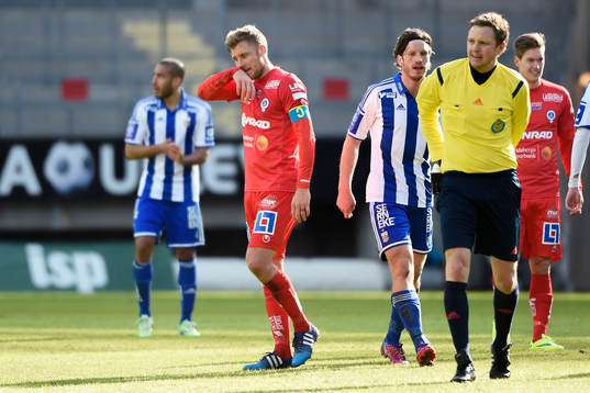 Åtvidabergs Daniel Hallingström vandrar med tunga steg av