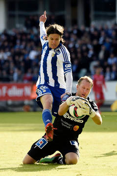 IFK Göteborgs Lasse Vibe och Åtvidabergs målvakt Henrik