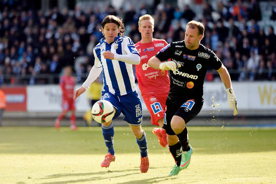 IFK Göteborgs Lasse Vibe och Åtvidabergs målvakt Henrik