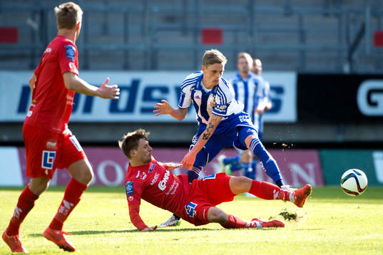 IFK Göteborgs Sören Rieks drar omkull Åtvidabergs Martin