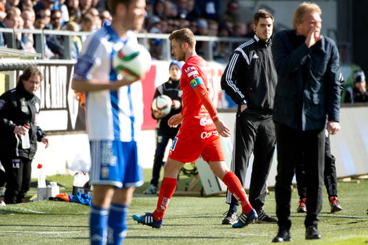 Åtvidabergs Daniel Hallingström lämnar planen