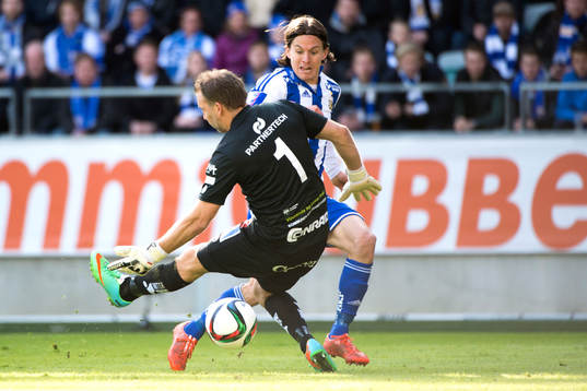 IFK Göteborgs Lasse Vibe gör en tunnel på Åtvidabergs