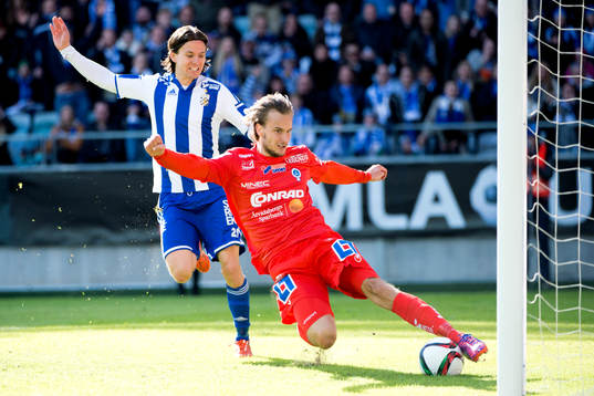 IFK Göteborgs Lasse Vibe ser Åtvidabergs Daniel