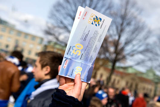 Försäljning av 50/50-lotter utanför arenan