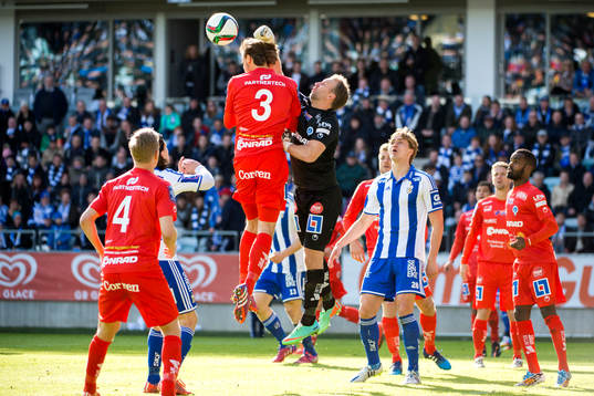 Åtvidabergs målvakt Henrik Gustavsson boxar ut en boll