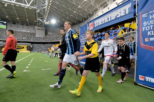 Spelarna med Djurgårdens Emil Bergström går in