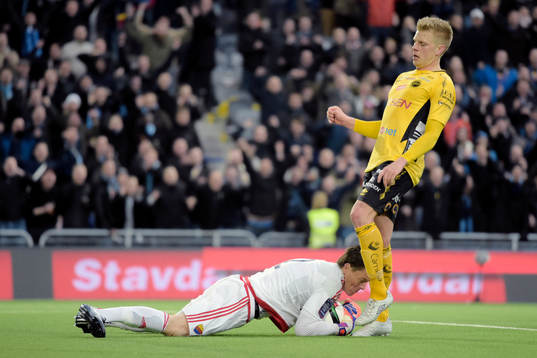 Elfsborgs Per Frick missar en straff och sparkar sedan till