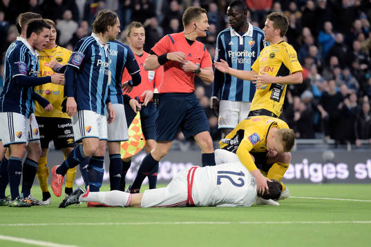 Elfsborgs Per Frick är framme hos Djurgårdens målvakt