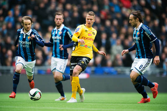 Djurgårdens Daniel Berntsen och Kevin Walker utmanas av