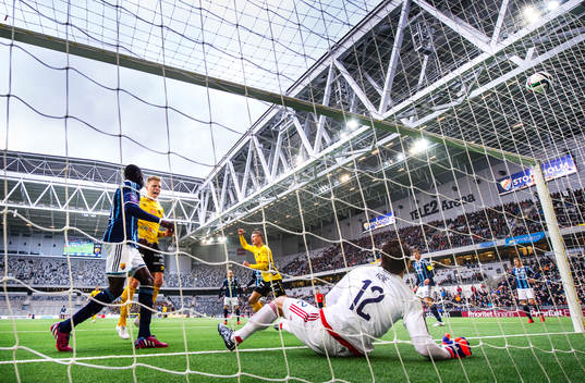 Elfsborgs Per Frick och Viktor Claesson jublar när