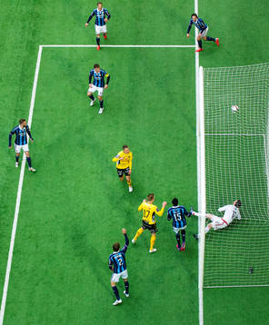 Elfsborgs Viktor Claesson och Per Frick ser 0-1-bollen gå
