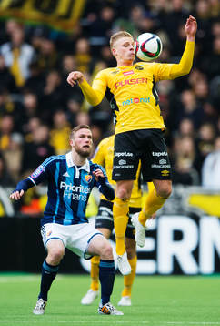 Djurgårdens Aleksander Faltsetas ser Elfsborgs Per Frick