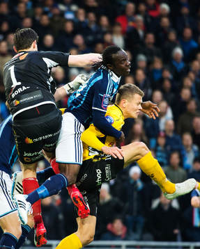 Djurgårdens Sam Johnson kläms mellan Elfsborgs målvakt