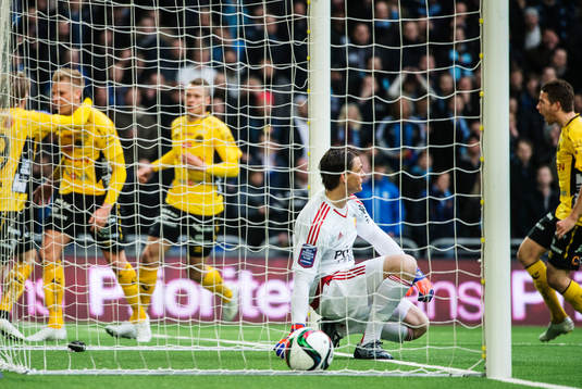 Djurgårdens målvakt Kenneth Höie deppar samtidigt som