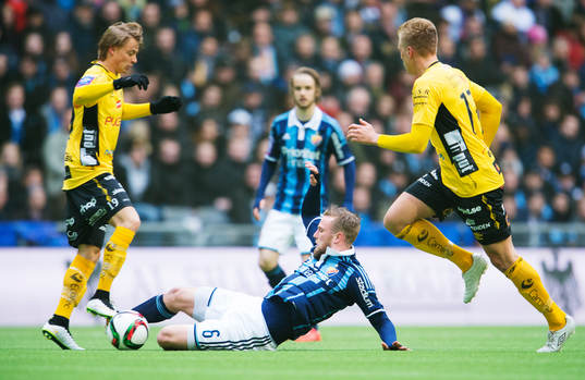 Elfsborgs Simon Hedlund blir tacklad av Djurgårdens