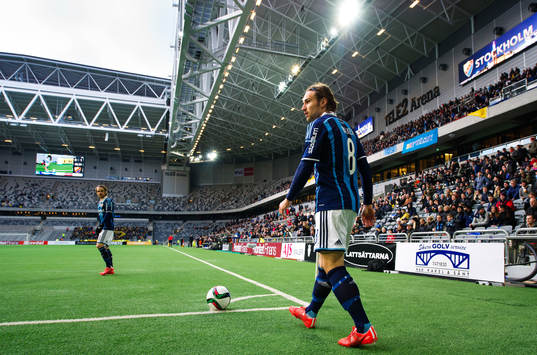 Djurgårdens Kevin Walker förbereder sig för att slå en