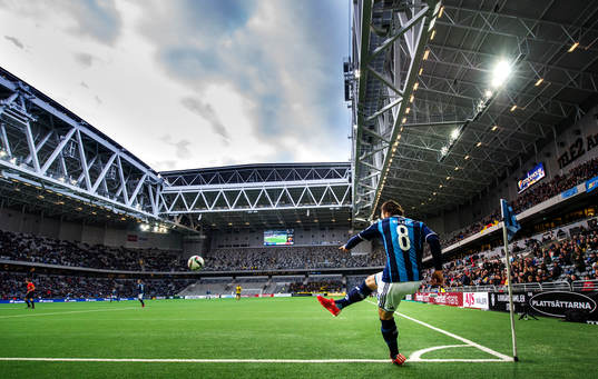 Djurgårdens Kevin Walker slår en hörna