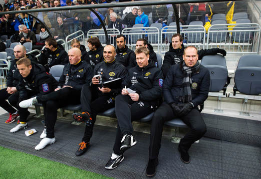 Elfsborgs bänk med manager Magnus Haglund längst till