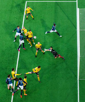 Elfsborgs målvakt Kevin Stuhr Ellegaard boxar ut bollen