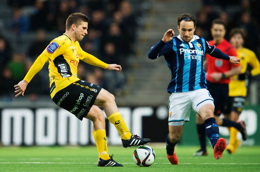 Elfsborgs Anders Svensson fintar Djurgårdens Kevin Walker