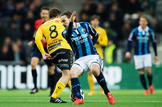 Elfsborgs Anders Svensson fintar Djurgårdens Kevin Walker