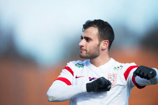 Assyriskas Mattias Genc har gjort 0-1 och jublar i matchen