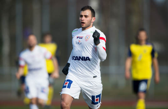Assyriskas Mattias Genc har gjort 0-1 och jublar i matchen