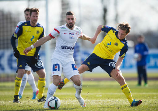 Assyriskas George Makdessi håller undan Ängelholms Rebin