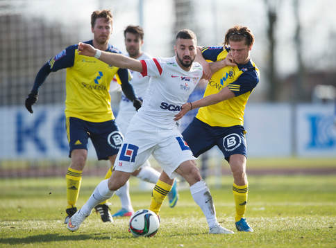Assyriskas George Makdessi håller undan Ängelholms Rebin