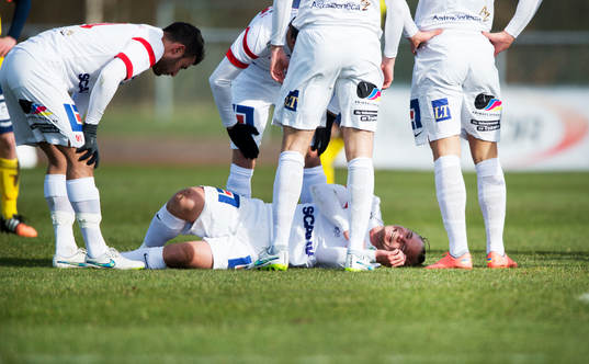 Assyriskas Christopher Brandeborn skadades och fick föras