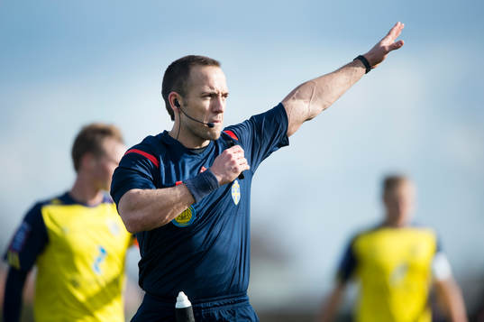 Domaren Kaspar Sjöberg i matchen i Superettan mellan
