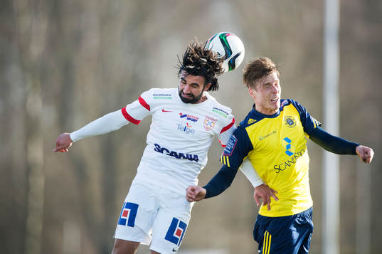 Assyriskas Yousef Yousef och Ängelholms Marcus Bergholtz i