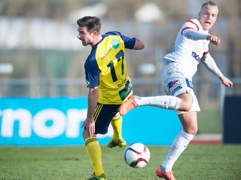 Assyriskas Jens Jacobsson sparkar Ängelholms Robin Staaf i