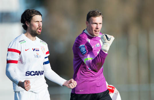 Assyriskas målvakt Robin Malmqvist  jublar i matchen i