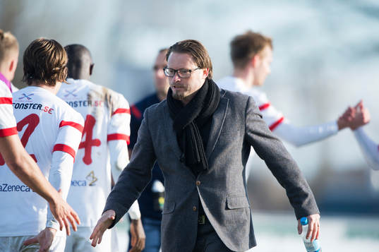 Ängelholms tränare Joakim Persson tackar Assyriskas