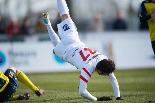 Assyriskas Christer Yousef i matchen i Superettan mellan