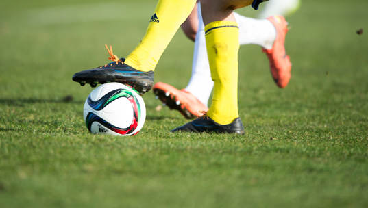 Bollbehandling i matchen i Superettan mellan Ängelholm och