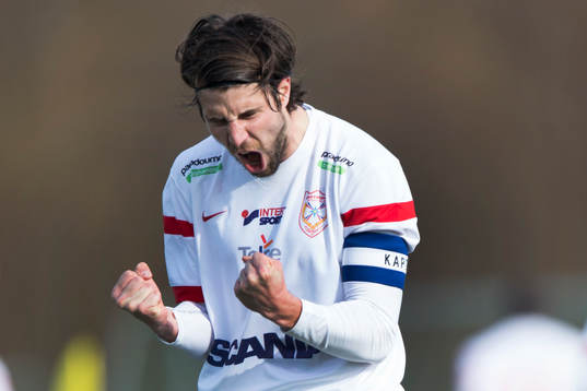 Assyriskas Azix Corr Nyang har gjort 0-2  i matchen i