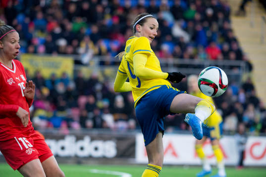 Sveriges Kosovare Asllani och Schweiz Caroline Abbé