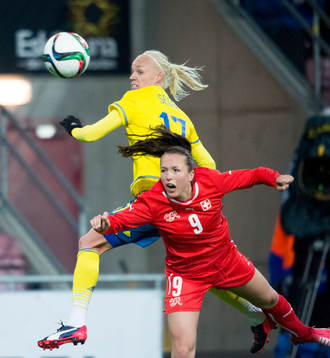 Sveriges Caroline Seger och Schweiz Lia Wälti