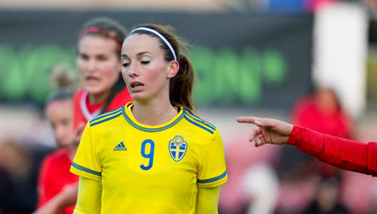 Sveriges Kosovare Asllani plir pekad på