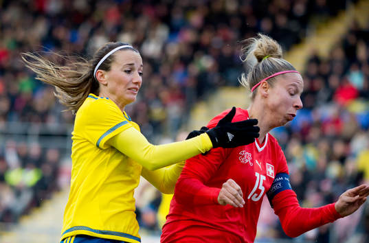 Sveriges Kosovare Asllani och Schweiz Caroline Abbé