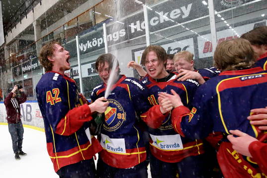 Djurgårdens Lukas Löfquist sprutar champagne på bland