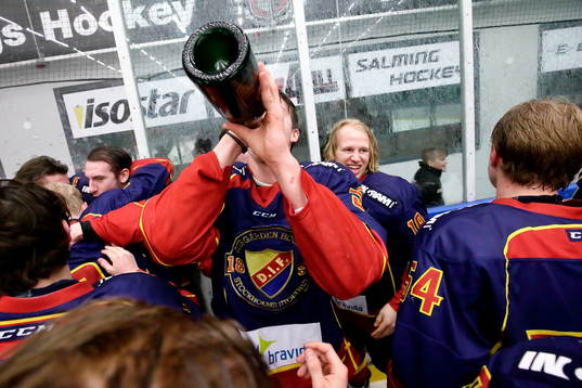 Djurgårdens Martin Krasnican dricker champagne