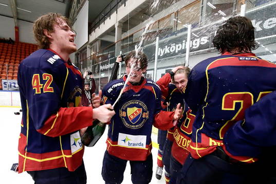 Djurgårdens Lukas Löfquist sprutar champagne på bland