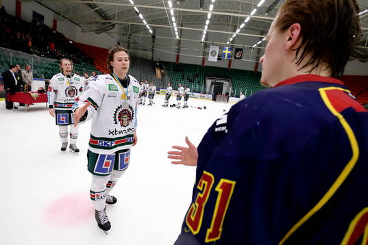 Frölundas Kim Roussakoff tackar Djurgårdens Robin Kokkonen
