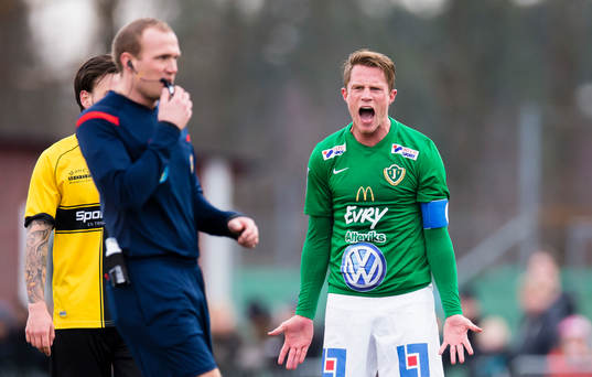 Jönköpings Södras Tommy Thelin reagerar på ett domslut