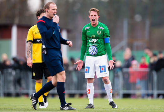 Jönköpings Södras Tommy Thelin reagerar på ett domslut