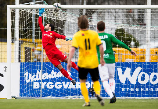 Jönköpings Södras Ronny Sabo (ej i bild) skjuter ett